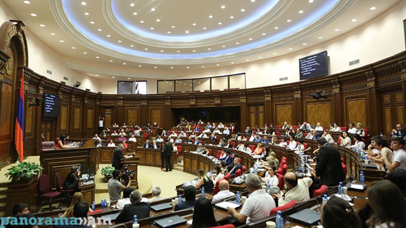 Պատգամավորը նկատողություն արեց նախարարին՝ լսումներին ներկա չլինելու համար