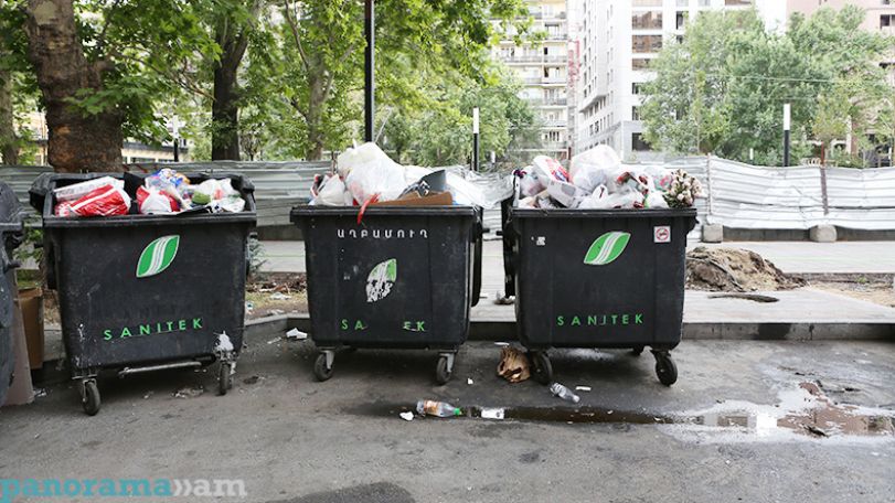 Утопающий в мусоре Ереван