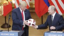 Трамп поручил проверить на безопасность подаренный Путиным мяч