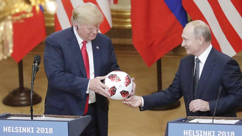 Трамп поручил проверить на безопасность подаренный Путиным мяч