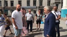 Эли Берберян и архиепископ Езрас исполнили «Оровел» на площади в Санкт-Петербурге