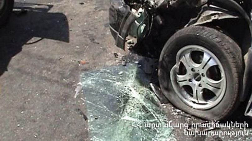 На трассе Спитак-Ереван в Армении автомобиль снес ограждение и оказался в поле: водитель погиб