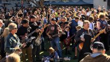 В Австралии свыше 450 музыкантов одновременно сыграли песню Highway to Hell