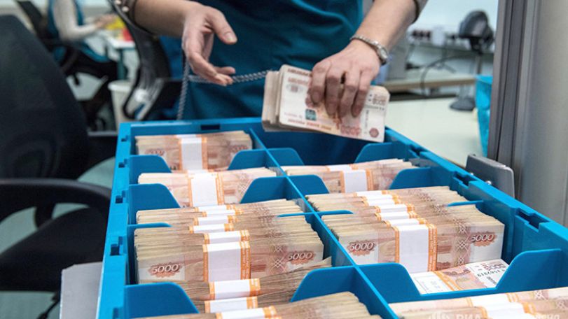 Курс рубля начал умеренно снижаться к доллару и евро