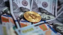 Самая популярная в мире криптовалюта – биткоин – подешевела