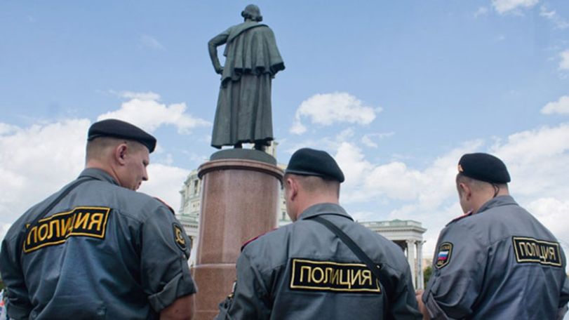 В Сети появилось видео нападения на полицейских в центре Москвы