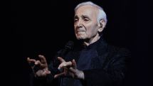 «Не хочу умереть сидя дома в кресле»: Великий шансонье Шарль Азнавур обещал устроить концерт в день своего столетия