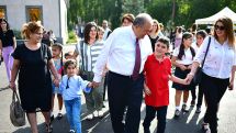 Президент Армен Саркисян поздравил с 1 сентября: Вы можете изменить Армению, вы можете изменить мир