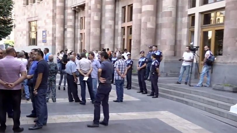 Զորացրված սպաները պահանջում են վարչապետի հետ հանդիպում
