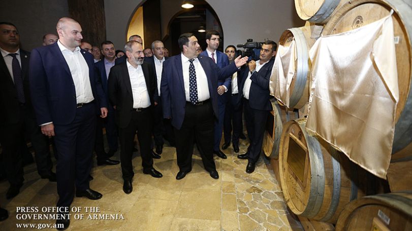 Հայաստանի ու Վրաստանի վարչապետներին ներկայացվել է «Խաղաղության տակառը»