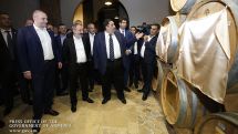 Премьерам Армении и Грузии в Ереване была представлена «Бочка мира»