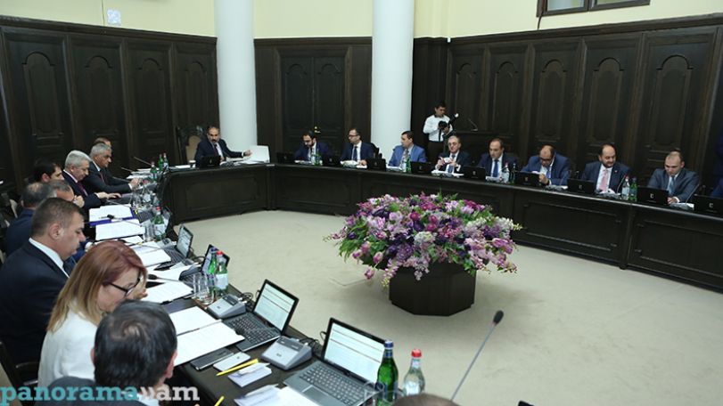 Полиция Армении подарила министрам армяно-французские разговорники