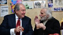 Президент Армен Саркисян вручил Ерванду Манаряну нагрудный знак Народного артиста Армении