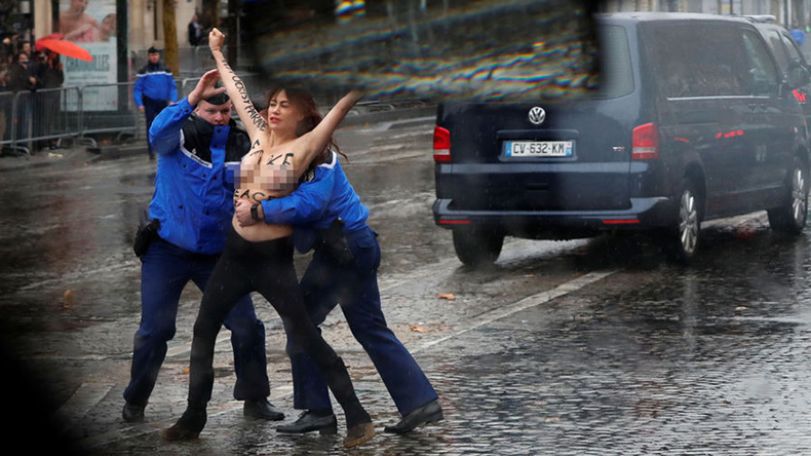 Активистки Femen бросились к кортежу президента США Дональда Трампа в Париже и показали ему грудь