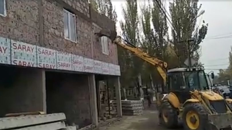 Illegal building being demolished in Yerevan district