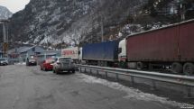 Վերին Լարսի անցակետում դեռևս կանգնած են մնում մեծ բեռնասայլերը