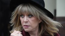 После болезни Алла Пугачева снова запела