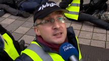 Акции солидарности с французскими «желтыми жилетами» в Бельгии: один из манифестантов пришел в кепке с армянской надписью