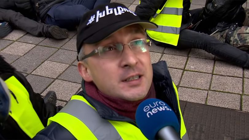 Акции солидарности с французскими «желтыми жилетами» в Бельгии: один из манифестантов пришел в кепке с армянской надписью