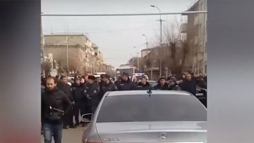 Представителей инициативы «Новая Армения, новый патриарх» в Эчмиадзине забросали яйцами