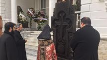 Պոլսի Հայոց պատրիարքարանի մուտքի մոտ խաչքարեր են տեղադրվել
