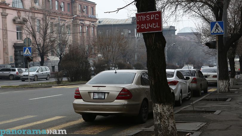 #ДоносчикЕсть: сотрудники Полиции Армении паркуют автомобили в запрещенных местах