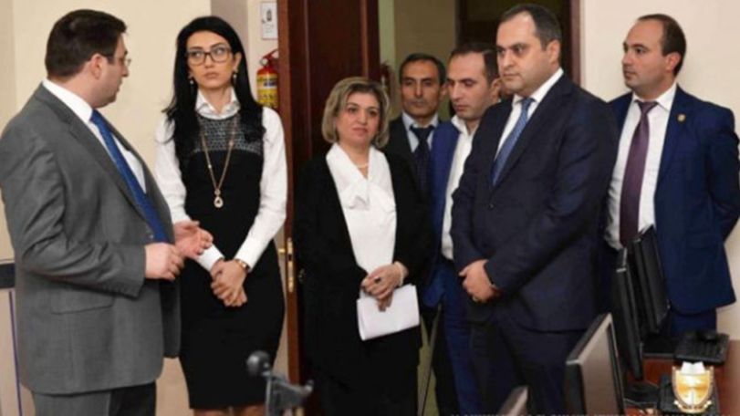 Նախկին պաշտոնյանները կզբաղվեն փաստաբանությամբ, նախկին փաստաբանները՝ քաղաքականությամբ