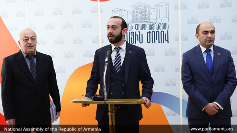«Мир Туманяна»: в парламенте Армении открылась выставка работ Армена Лоренца
