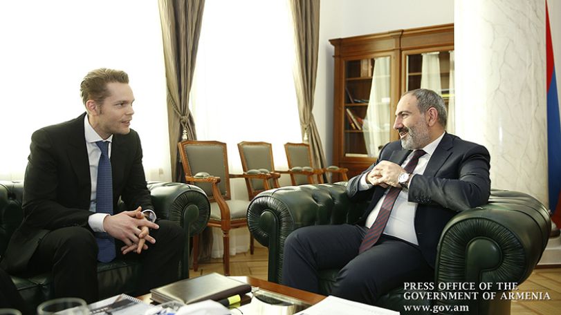 Անգամ երբ ճանապարհորդում ենք կամ հեռու ենք, միշտ հետևում ենք Հայաստանից ստացվող լուրերին. Նիկոլա Ազնավուր
