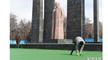 В преддверии шествия после визита Армена Саркисяна территорию близ памятника Мясникяну покрыли «газоном»: фото