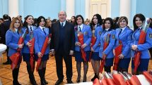 Президент Армении Армен Саркисян подарил цветы женщинам и обратился с призывом к мужчинам