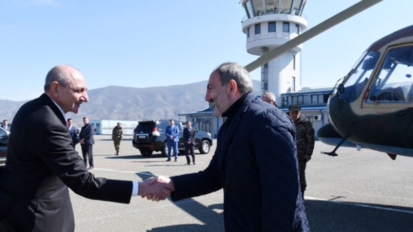 Бако Саакян встретил прибывшего с рабочим визитом в Арцах премьера Армении