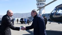 Artsakh president welcomes Armenian PM at Stepanakert airport