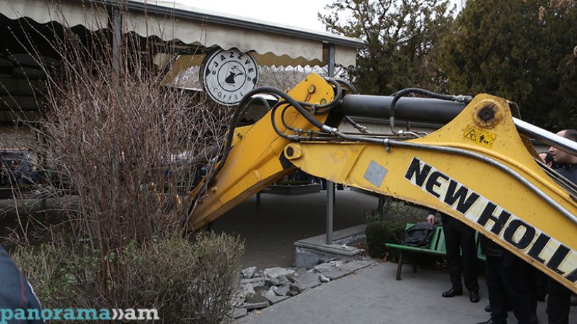 Dismantling of cafes near Yerevan Opera House resumes
