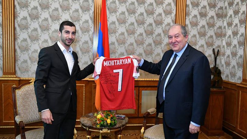 Մխիթարյանն իր մարզաշապիկը նվիրել է նախագահ Արմեն Սարգսյանին