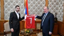 Mkhitaryan presents his T-shirt to Armenian president