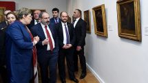 Премьер Армении посетил уникальную выставку «Форма цвета. От Возрождения до Рококо»