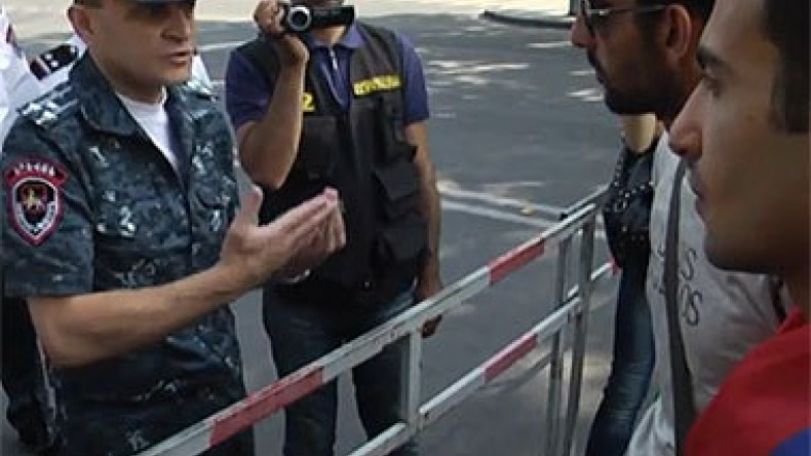 Deputy Yerevan police chief Valery Osipyan urges rally participants to remove voluntarily barricades of trash containers 