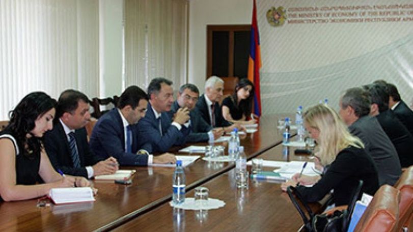 Armenian Economy Minister receives Czech delegation 