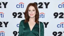Актриса Джулианна Мур исполнит главную роль в сериале по роману Стивена Кинга