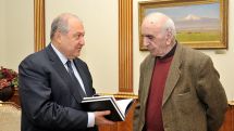 Народный артист Армении Артавазд Пелешян подарил свою книгу президенту Армену Саркисяну