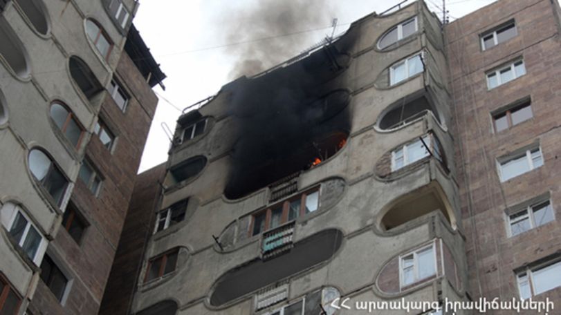 В одном из многоквартирных домов Еревана вспыхнул пожар