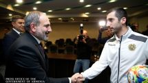 Pashinyan holds phone conversation with Henrikh Mkhitaryan
