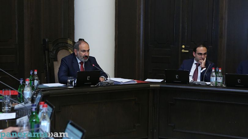 Пашинян о «людях в черном»: Завязать им бабочку в цветочек и проводить в цивилизованную жизнь