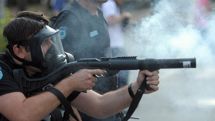 В турецком Стамбуле полиция разогнала митинг строителей, применив слезоточивый газ и водометы