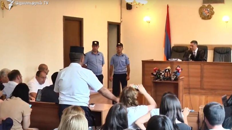 Դատավոր Դանիելյանն ընդմիջում հայտարարեց՝ իրեն խանգարելու պատճառով