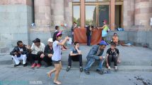 Բողոքի ակցիա. «Ոստիկանները երեխեքին ջարդելով շենքից դուրս են հանել»