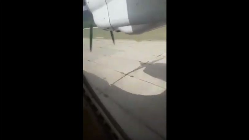 Пассажир снял на видео аварийную посадку самолета Ан-24 в Бурятии