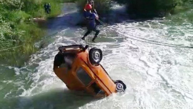 Автомобиль упал в реку Вохчи в Армении: водитель погиб