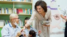 Armenian PM’s wife visits Vietnamese children with blood diseases